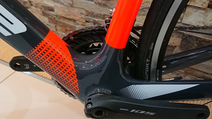 ◇ボリュームのあるBB【LAPIERRE】[SENSIUM 500(2019年式)(サイズは49-S)(カラーはDARK SLATE&ORANGE)]