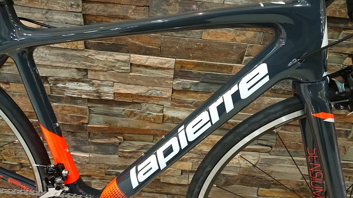 ◇前三角【LAPIERRE】[SENSIUM 500(2019年式)(サイズは49-S)(カラーはDARK SLATE&ORANGE)]