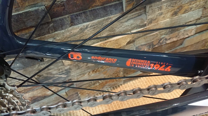◇チェーンステーの表示【LAPIERRE】[SENSIUM 500(2019年式)(サイズは49-S)(カラーはDARK SLATE&ORANGE)]