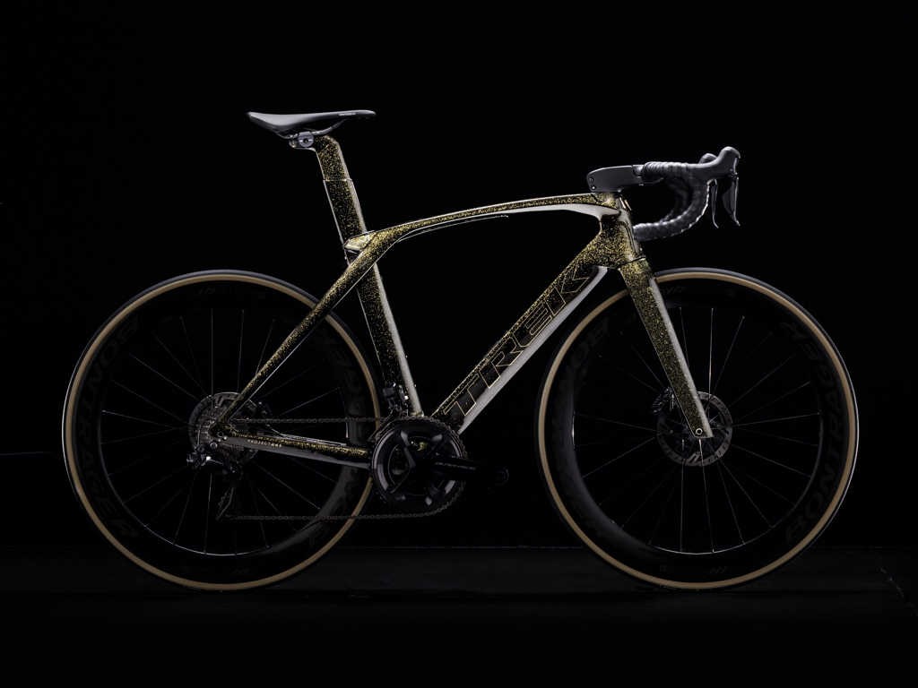 Tk18_Madone_ICON_P1_BLACK_GOLD_EDIT