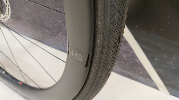 完成車では稀なカーボンホイール