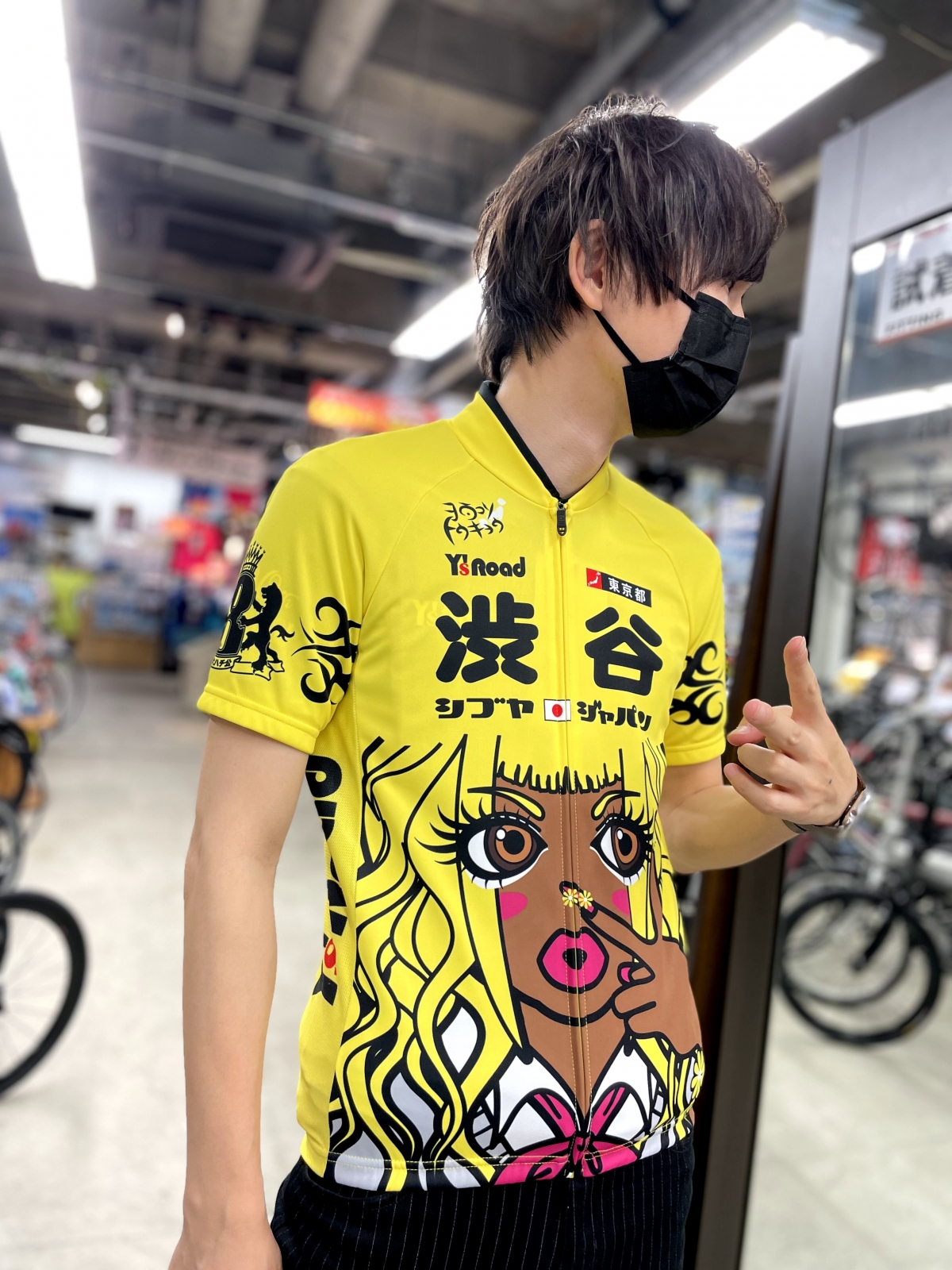 黒ギャルがプリントされた前衛的なデザインのジャージ