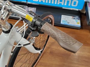 フィット感のあるグリップ Liv ESCAPE R３ W