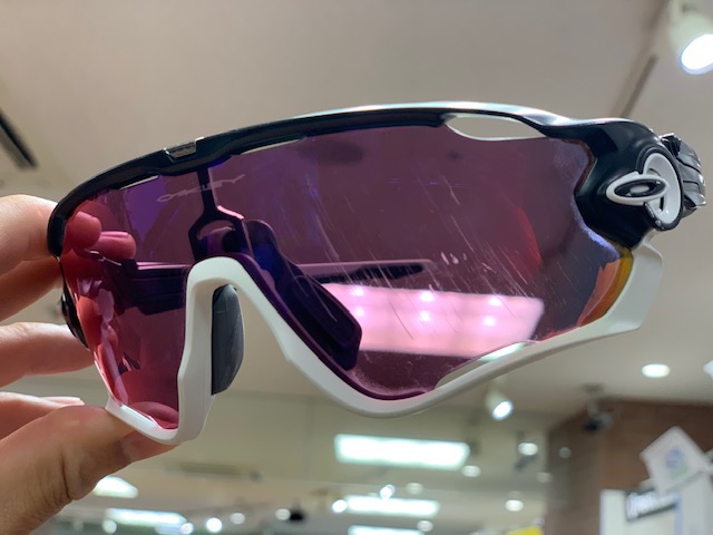 数々の激闘を共に戦い抜いた相棒。OAKLEY JAW BREAKER。傷だらけになったレンズを交換！ | サイクルウェアのことならY's Road 名古屋ウェア館
