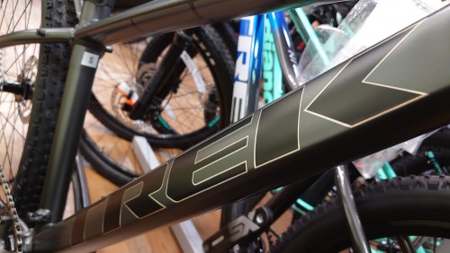 trek_22_x-caliber8_gry_02