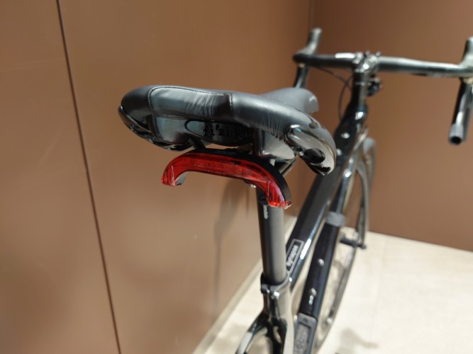 SYNAPSE CARBON リアライト