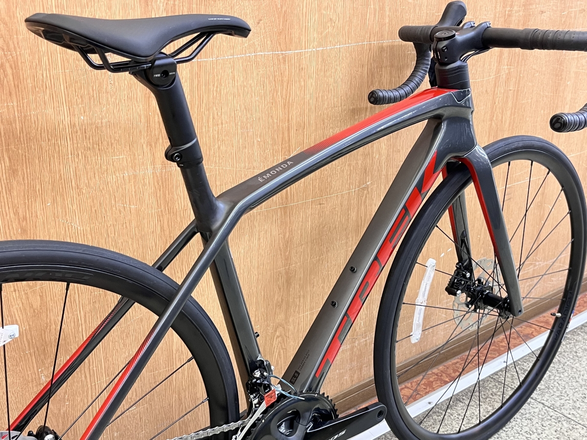 軽量性とエアロ性能に優れ105油圧DISCコンポを搭載した高品質バイク『TREK EMONDA SL5』がアウトレット価格で販売中！ | Y's Road 池袋チャーリー店