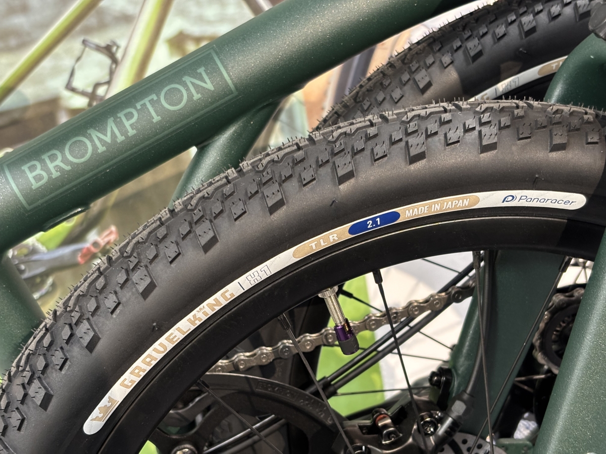 my new gear…でっかいBROMPTON買ったど！！！今年はこれでグラベル遊びするんダ！！^^ | 神戸で自転車をお探しならY's Road 神戸店