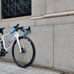 【お客様の一台】白に青が映える！ラグジュアリーなバイクご納車させていただきました！【PINARELLO F5】 | 神戸で自転車をお探しならY's Road 神戸店