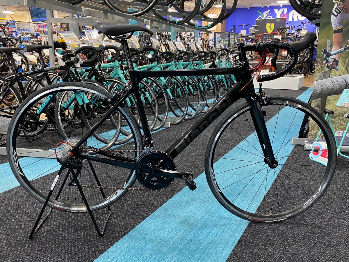 【スタッフバイク紹介】Bianchiだけど黒ベースのおしゃれカスタムバイク！ | Y's Road 松山店エミフルMASAKI
