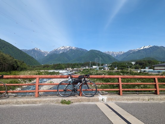 雪山に清流。癒されます。