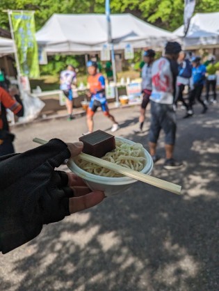 食い意地が張っているので両方一度にもらって困っている図