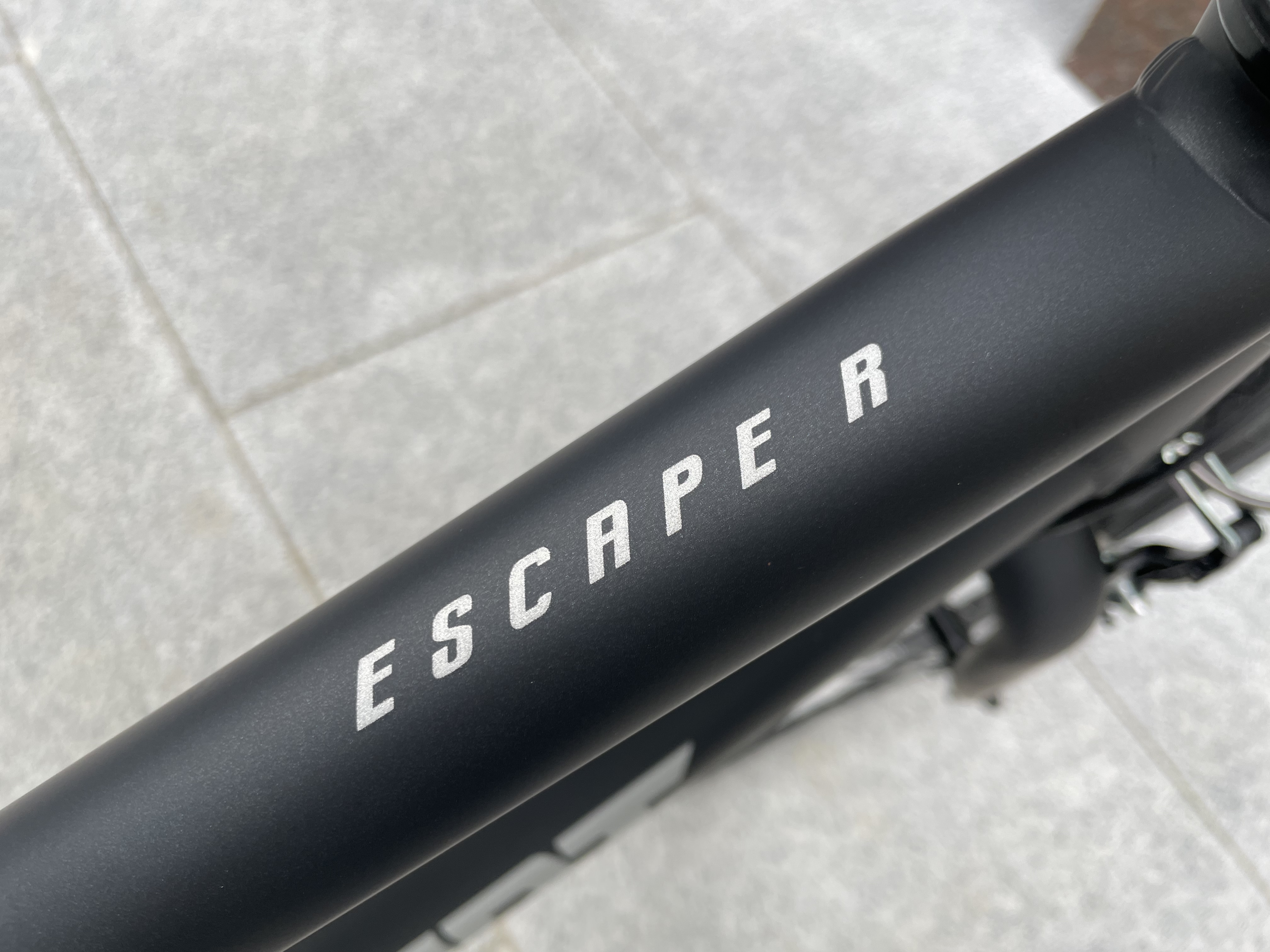 最新モデルが待望入荷！クロスバイクの大定番『ESCAPE R3』が入荷しました！【GIANT】 | 名古屋で自転車をお探しならY's Road 名古屋クロスバイク館