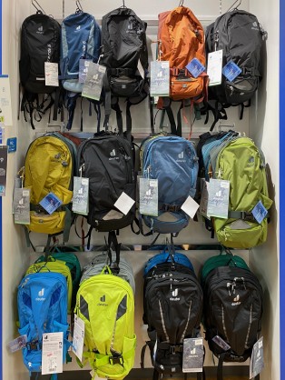 deuter入荷速報！永らく品薄だった定番バックパックRACEシリーズが生まれ変わって登場！ | サイクルウェアのことならY's Road 名古屋ウェア館