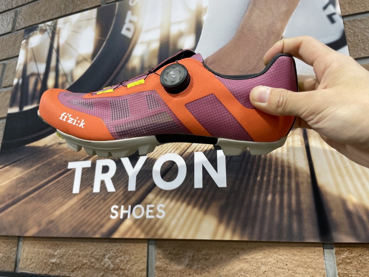 #フィジークTRYON 2月の注目モデルはオフロードレーシングシューズPROXY！ | サイクルウェアのことならY's Road 名古屋ウェア館