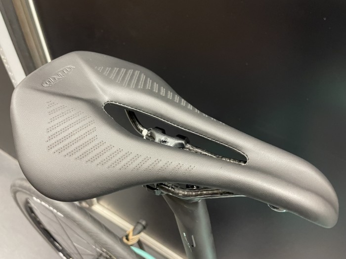 TNI LITE FLY カーボンサドル