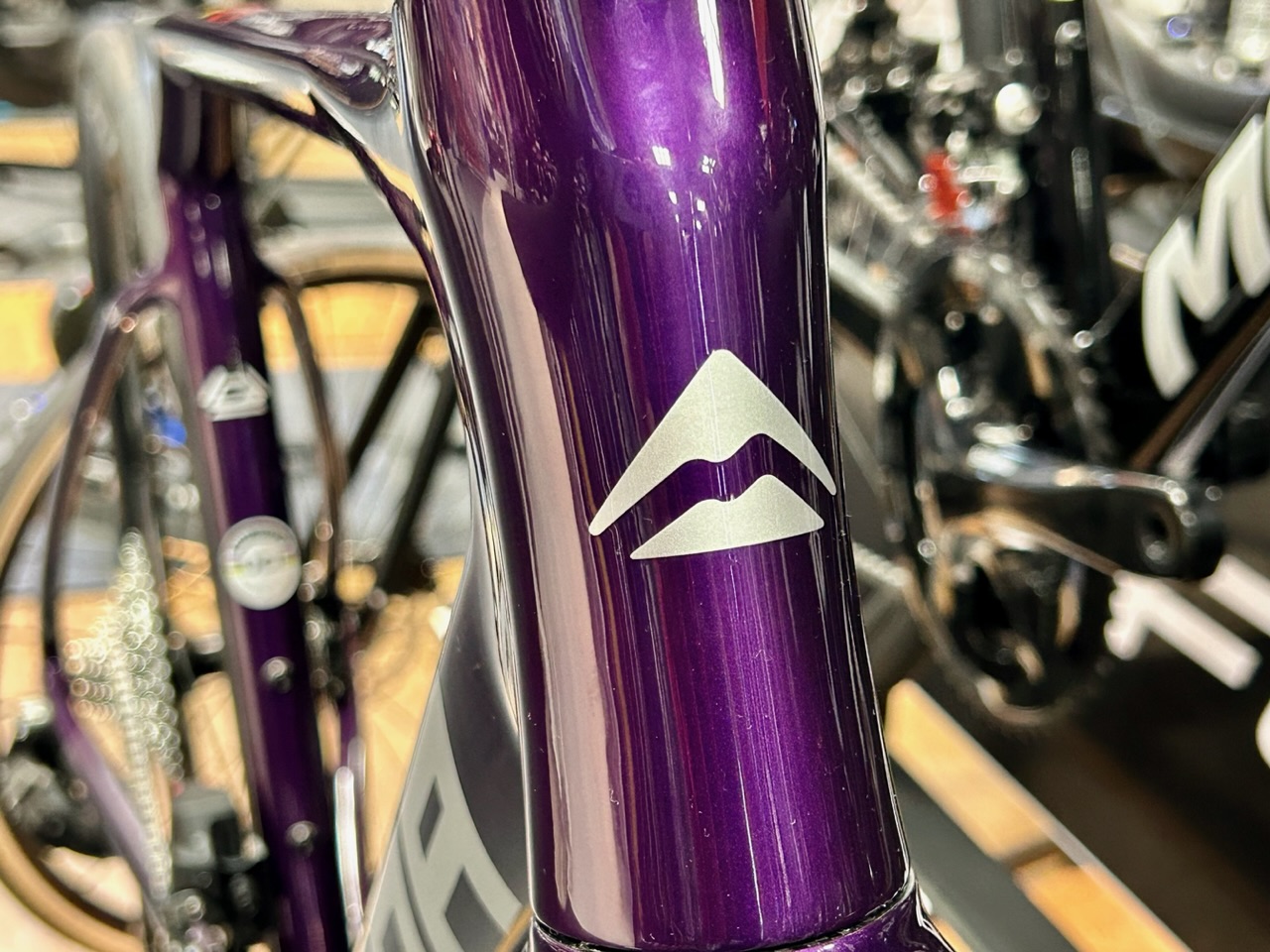 【MERIDA】ひときわ目をひくパープルボディ！ワイヤレス変速のSRAM RIVALを搭載したSCULTURA！ | 東海地区で自転車をお探しならY's Road 名古屋本館