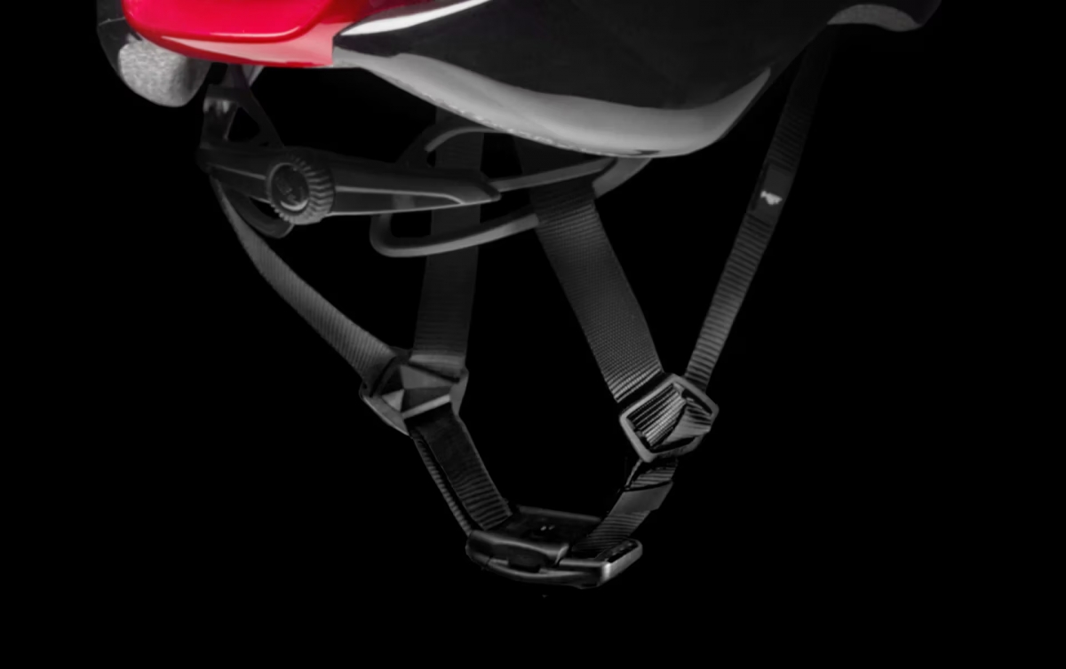 manta-mips-cycling-helmet-fidlock-magnetic-buckle-1920x1207