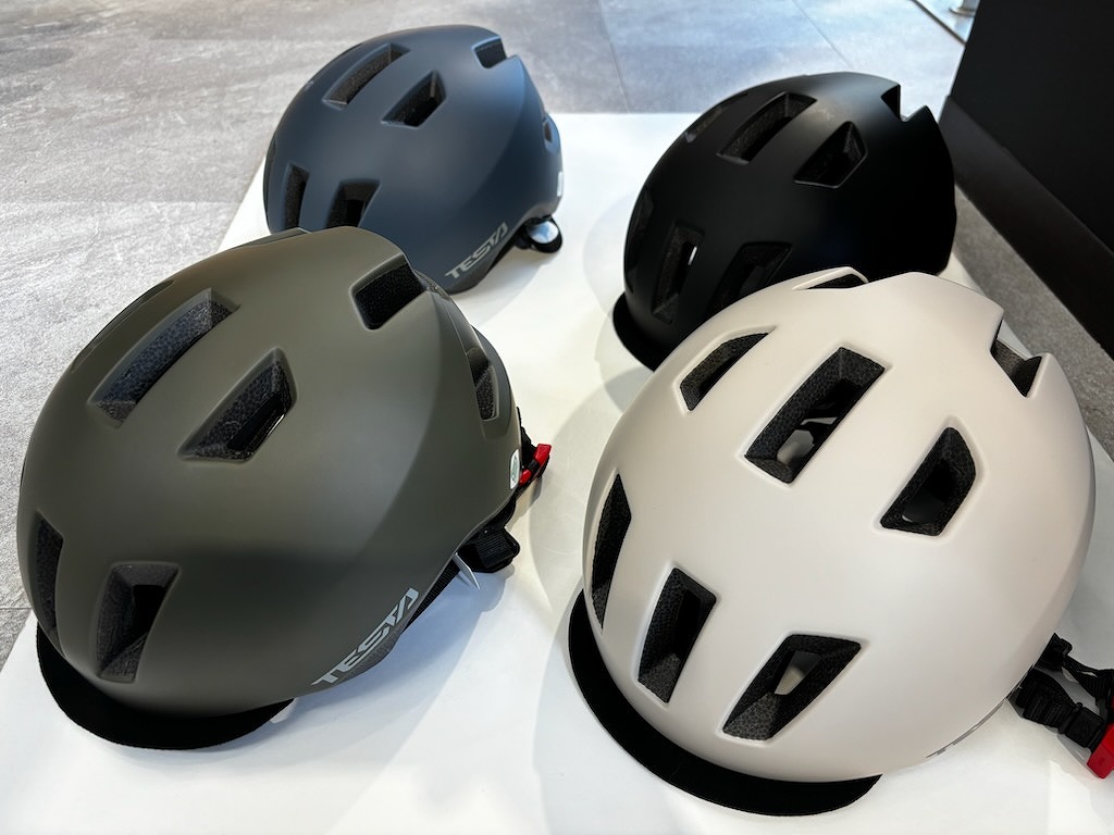 【OGK/KABUTO】バイザー付き小さめサイズのカジュアル系ヘルメット！！ | サイクルウェアのことならY's Road 大阪ウェア館にお任せください！