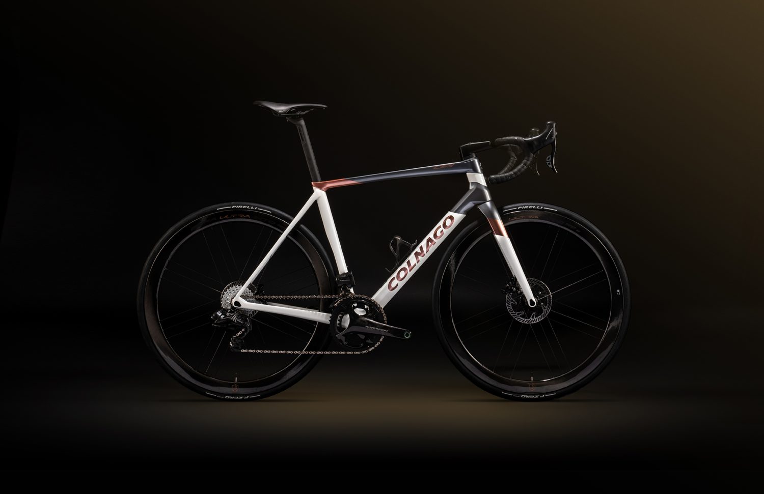 Colnago-C68-2024-bianco-grigio-Fondo-nero-effetto-oro-laterale-1500x971