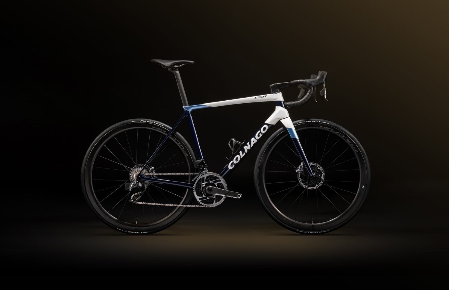 Colnago-C68-2024-blu-bianco-Fondo-nero-effetto-oro-laterale-1500x971