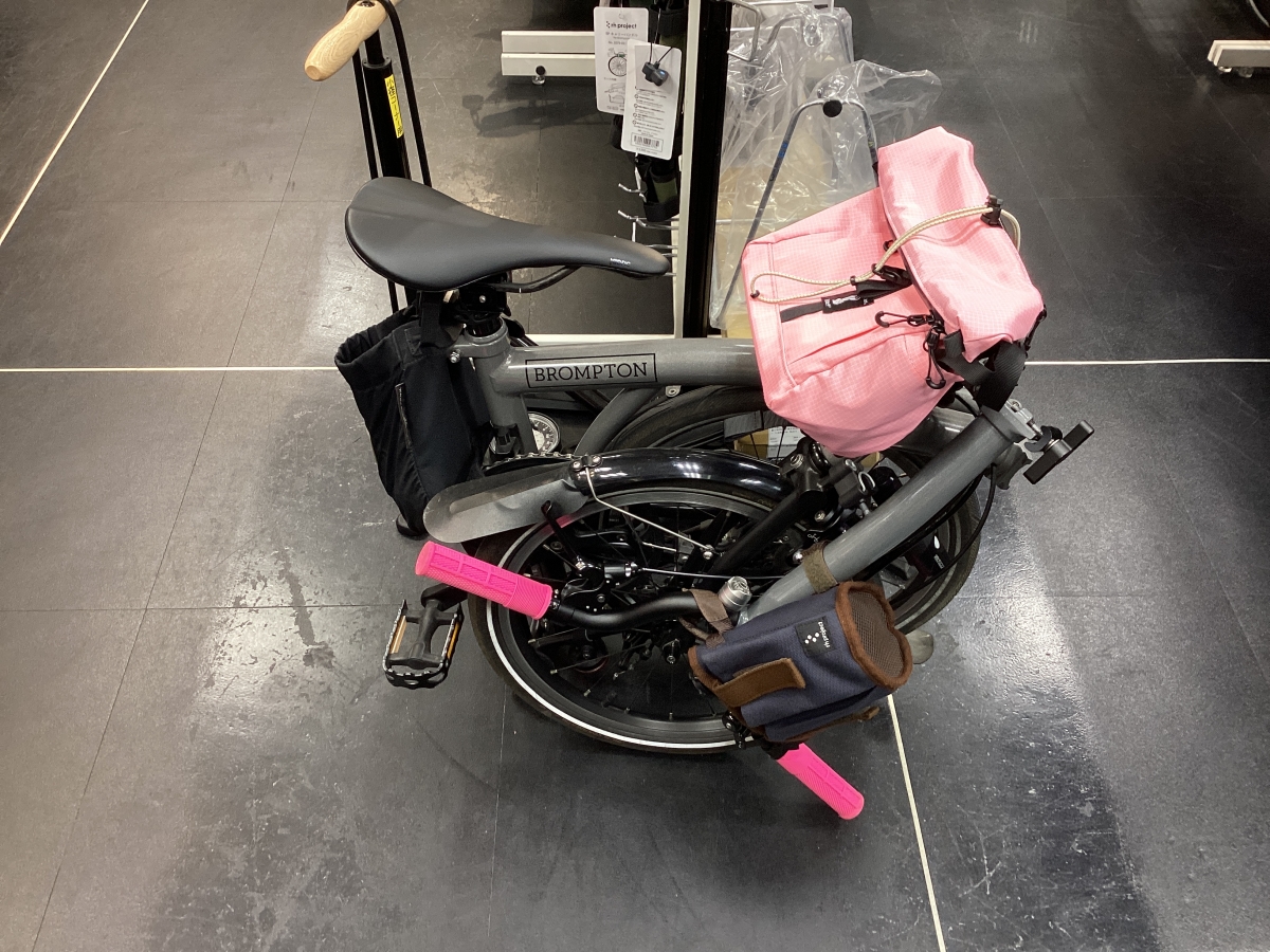 【BROMPTON】三角バッグが純正で発売しました！ | 大阪で自転車をお探しならY's Road 大阪本館
