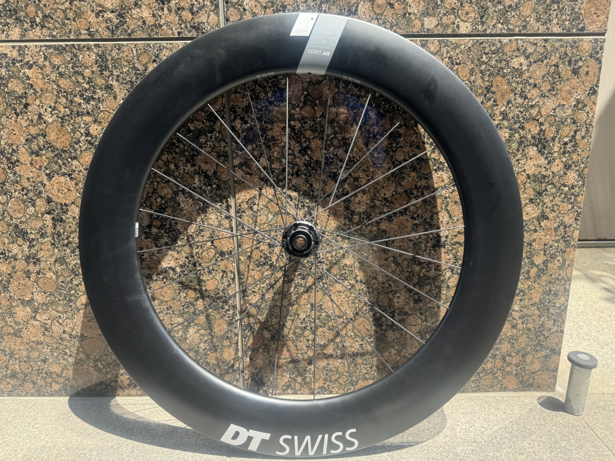 プラスワンのアップグレードをしたいトライアスリートにオススメ！抜群の空力性能を誇るDT SWISSの80mmハイトホイールが当店限定のお買い得価格でご案… | Y's Road 新橋トライアスロン館