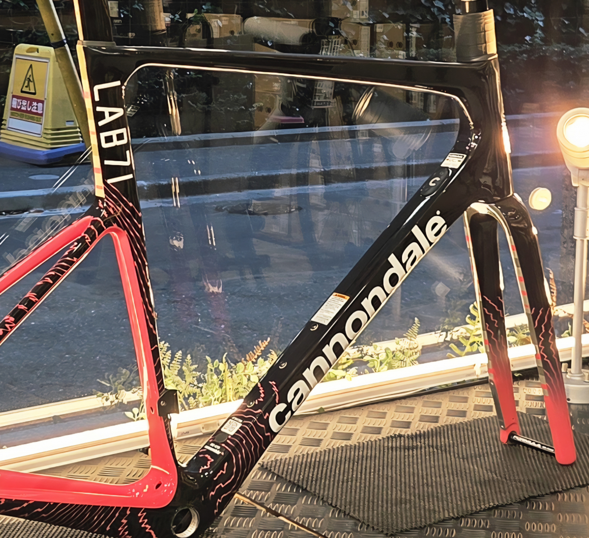 【CANNONDALE】RAPHAカラーの希少フレーム在庫中！！プロチームEFもレースで使用した最高のロードフレー… | 新橋 銀座 港区 中央区でスポーツ自転車をお探しならY's Road 新橋店