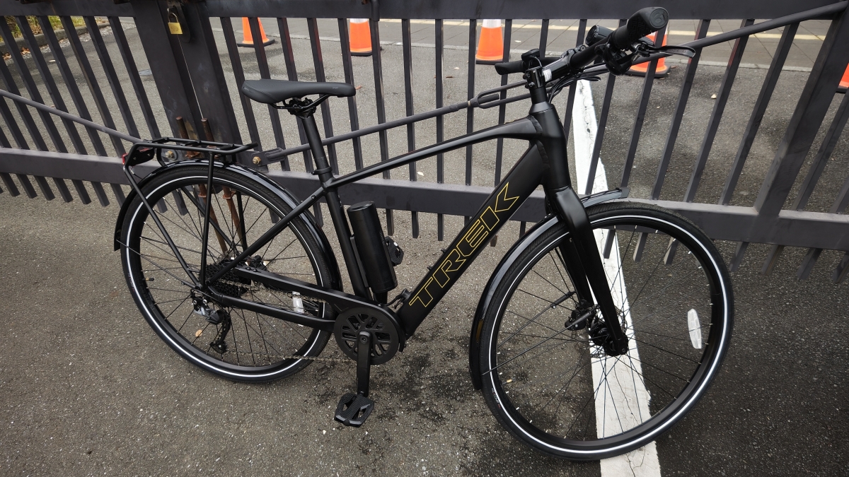 【TREK】知らぬ間にめちゃくちゃお買い得になっていたコミューターe-Bike！必需品がフルセットでこの価格ってヤバい。。。 | 新宿で自転車をお探しならY's Road 新宿クロスバイク館