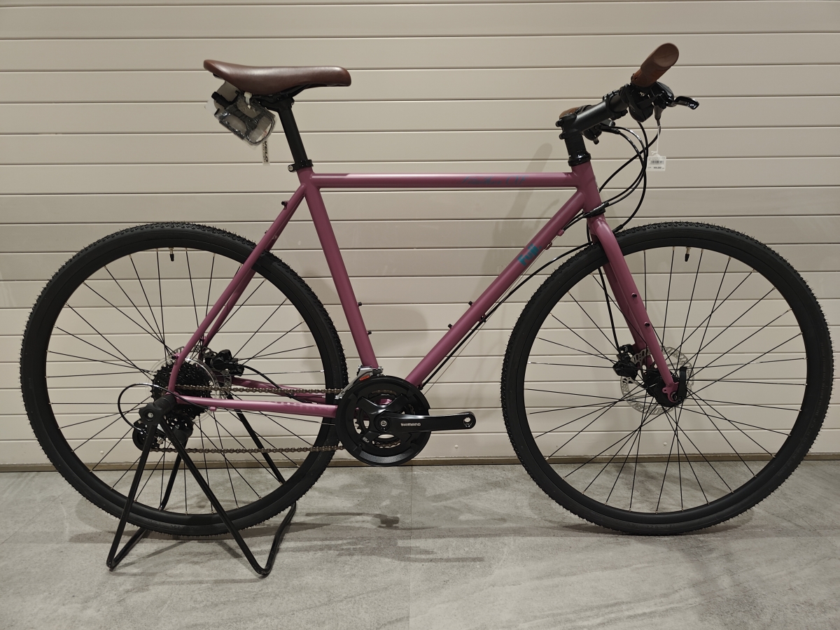 【FUJI】激レアカラーシリーズ第3弾！パープル好きに朗報ですよ！【FEATHER CX FLAT】 | 新宿で自転車をお探しならY's Road 新宿クロスバイク館
