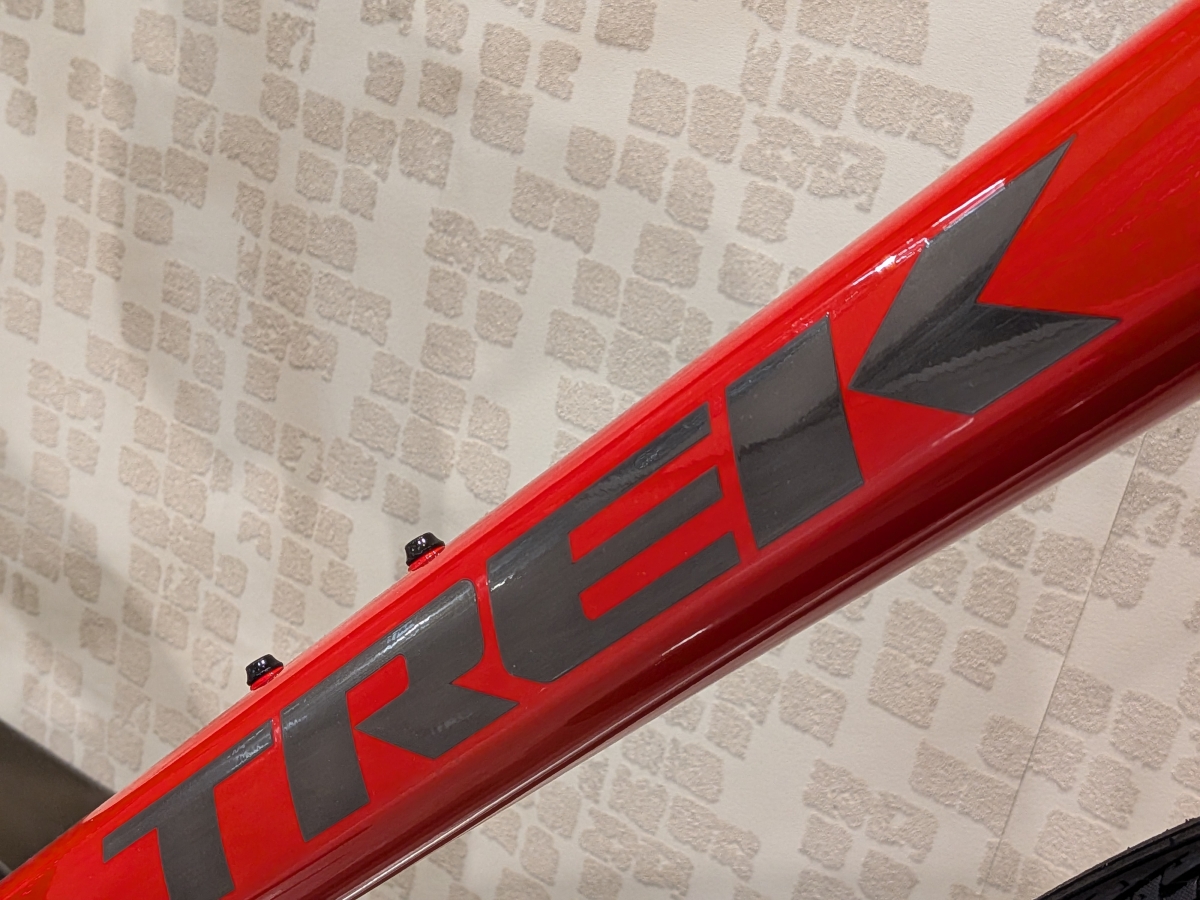 燃えるような赤がカッコイイ。トレックのクロスバイクがまさかの特価で入荷中！ | 新宿で自転車をお探しならY's Road 新宿クロスバイク館