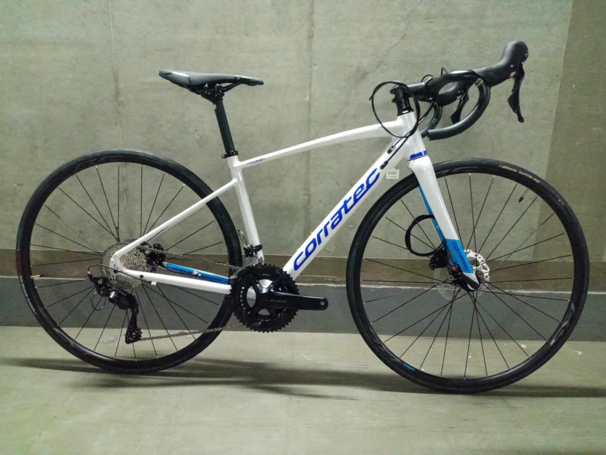 【CORRATEC DOLOMITI 105(12)メカニカル】 シマノ最新機械変速コンポ採用のアルミロードバイク | 新宿でスポーツサイクル・用品をお探しなら Y's Road 新宿本館