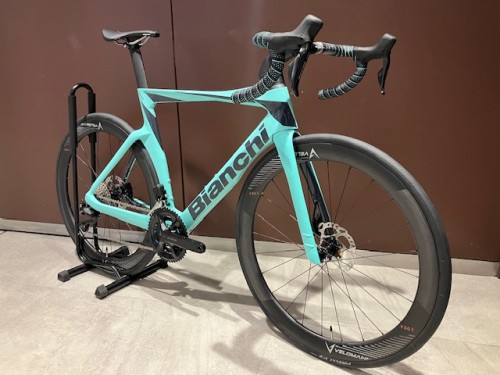 【BIANCHI】最新のエアロロードもブラックフライデーセール対象です！【OLTRE COMP 105 Di2】 | 新宿でスポーツサイクル・用品をお探しなら Y's Road 新宿本館