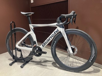 【BIANCHI】入荷速報！105Di2＆カーボンホイールのエアロロードが超特価です！【OLTRE COMP】 | 新宿でスポーツサイクル・用品をお探しなら Y's Road 新宿本館