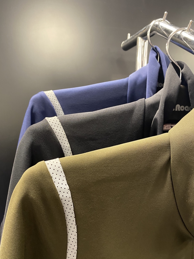 【CASTELLI】スッキリしない天気に欲しい(私も欲しい！)長袖ジャージ入荷！！ | サイクルウェアのことならY's Road 上野ウェア館にお任せください！