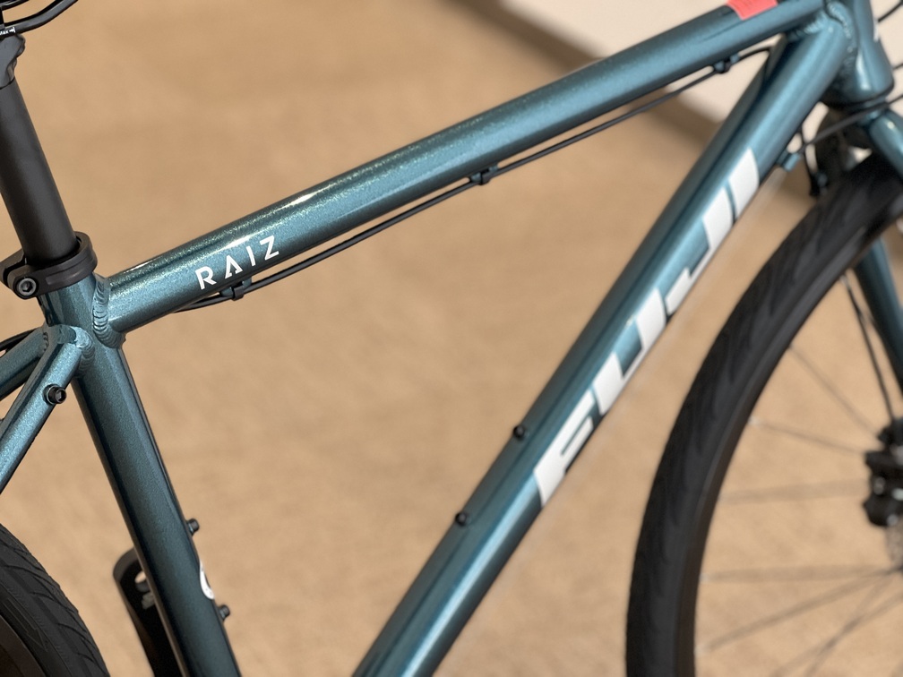 【決算SALE延長！】通勤通学や街乗り、なんでもOK！カラー展開豊富なクロスバイク「FUJI RAIZ DISC」再入荷！20％OFFです！ | Y's Road 横浜ワールドポーターズ店