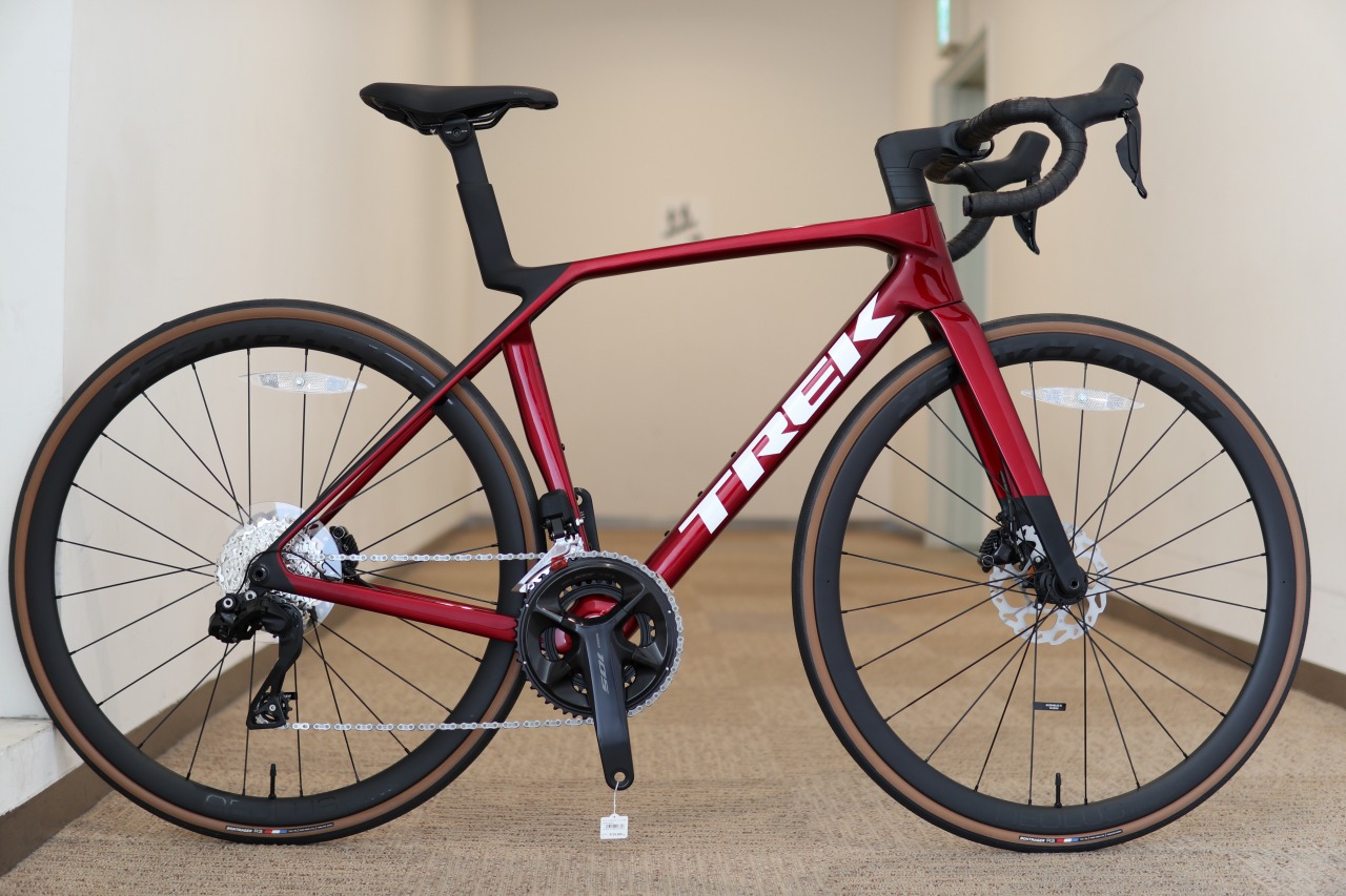 【TREK】105 Di2 とカーボンホイールを装備した Madone SL6 Gen.8 !! | Y's Road 横浜ワールドポーターズ店