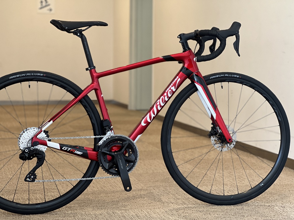 【SALE】カーボンフレーム+105 Di2で30万円台！高級感溢れる日本限定カラー「Wilier GTR TEAM DISC 105 Di2」が入… | Y's Road 横浜ワールドポーターズ店