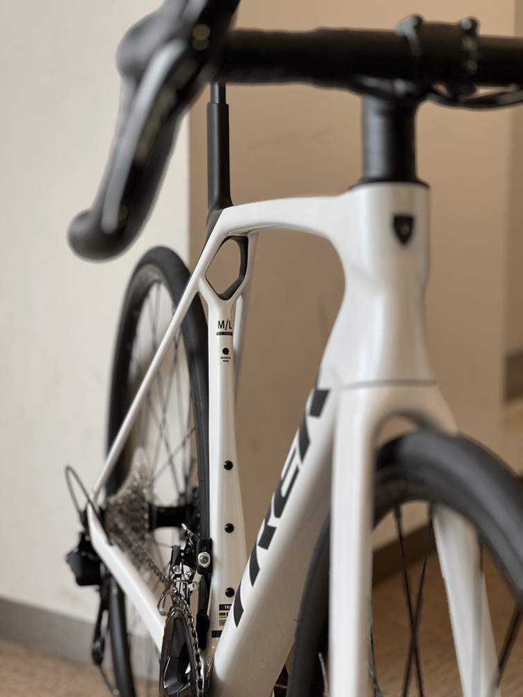 【TREK】買うならこのグレードが1番お買い得かもしれません。12速SHIMANO 105を採用した軽量エアロロード「MADONE SL5 Gen8… | Y's Road 横浜ワールドポーターズ店