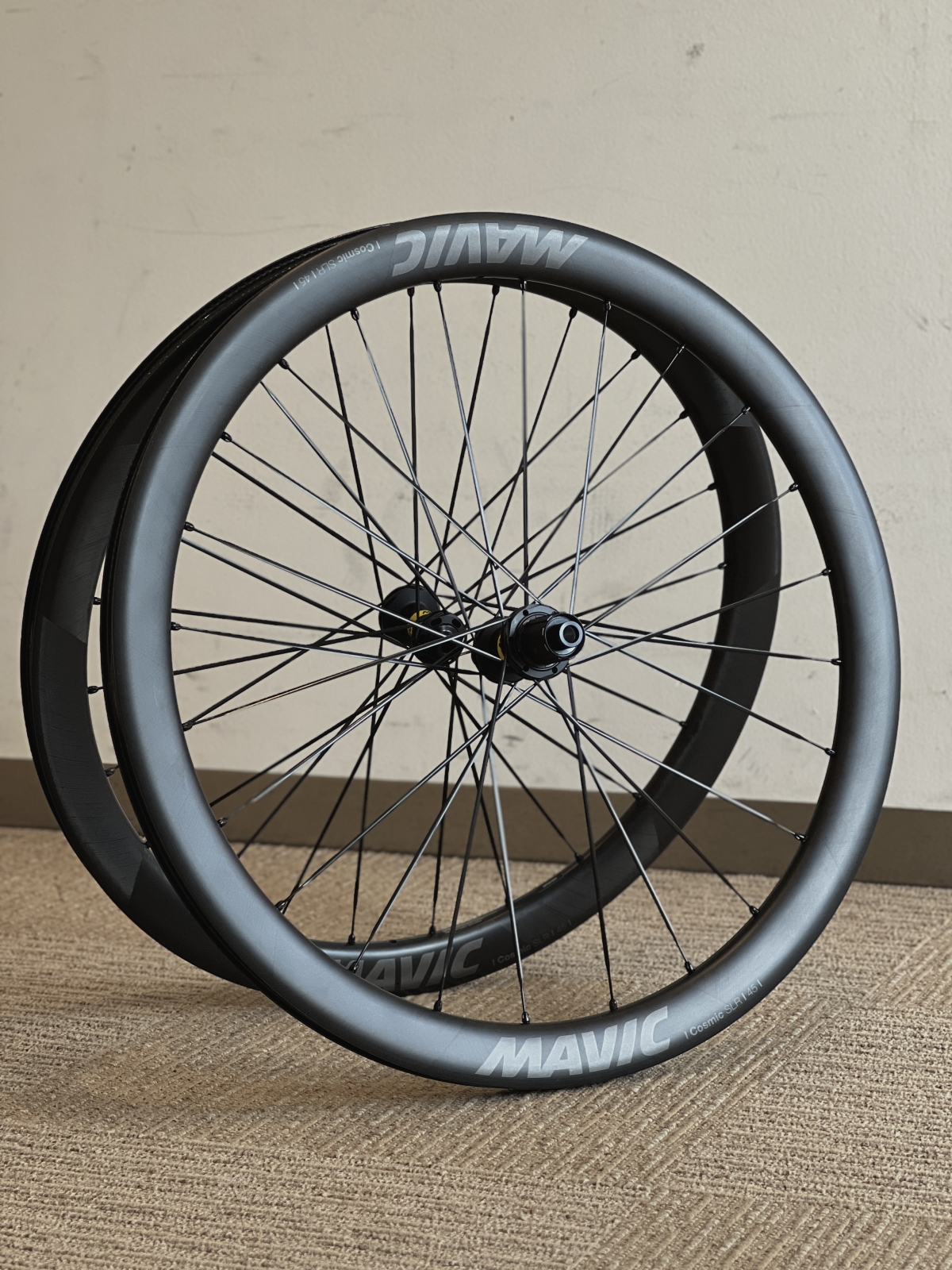 【MAVIC】内幅23mmのワイドリムに極太スチールスポークでロゴも復活した「COSMIC SLR 45 DISC」が10％OFF+タイヤ付きで再入… | Y's Road 横浜ワールドポーターズ店
